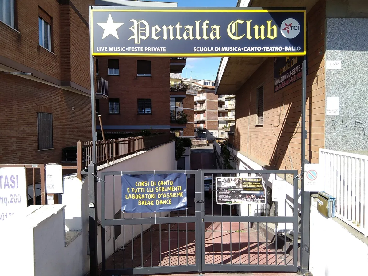 L’ingresso del Pentalfa Club con l’insegna