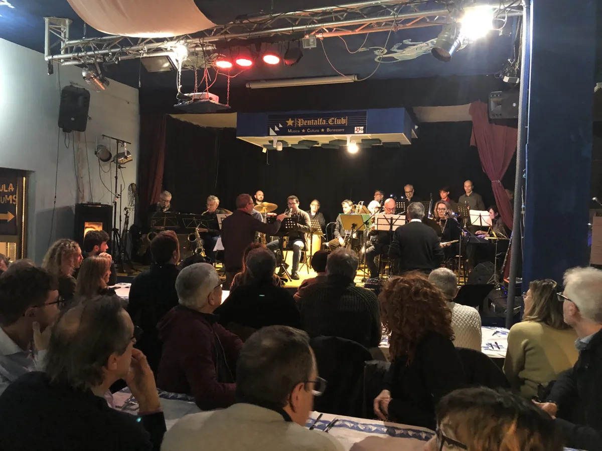 La sala del Pentalfa Club piena durante un concerto