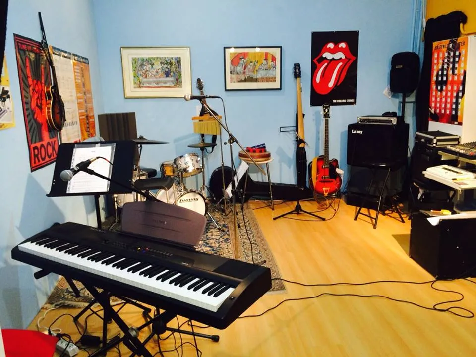 La sala prove con tastiera, amplificatori e chitarre
